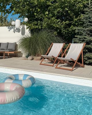 Az ATMOWOOD fa kerti nyugágyak valódi nyári kényelmet kínálnak. ☀️ Egyszerű kialakításuknak köszönhetően remekül illenek...