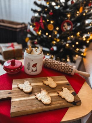 A frissen sült sütemény illata, a meleg fény a konyhában és az asztal, amit liszt borít… Ki ne szeretné ezt? 🕯️🍪 A sütés...