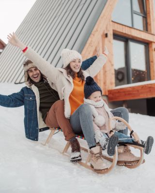 Gyerekkori emlékek: amikor kipirult arccal húztuk a szánkót a dombra, és nevettünk, még ha a kezünk fázott is. ❤️ Ma ezek...