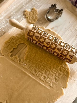 🎄 Tökéletes karácsonyi ajándékötlet minden sütésrajongónak! A fából készült nyújtódeszkák és sodrófák nélkülözhetetlen...